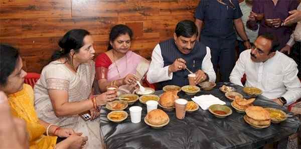 सीएम मोहन यादव की सादगी ने जीता लोगों का दिल-दुकानदार से कहा- क्या खिलाओगे:आम ग्राहकों के साथ बैठकर कचौड़ी-लस्सी का लिया स्वाद,बोले- विक्रमादित्य महानाट्य जरूर देखने जाएं