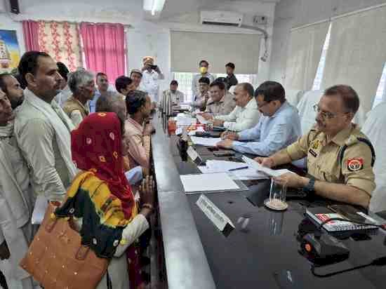 समाधान दिवस में प्रशासन का सख्त एक्शन: 69 में से 17 शिकायतों का मौके पर निस्तारण, डीएम-एसपी ने सुनी जन-जन की फरियाद