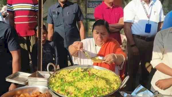 पूर्व सीएम उमा भारती ने बंगले के बाहर ठेले पर बेचे पोहा-जलेबी,अनोखा विरोध प्रदर्शन, प्रशासन को चेताया—गरीबों की रोजी-रोटी पर न चलाएं बुलडोजर