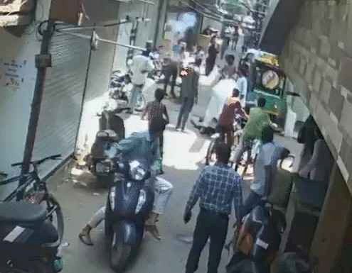 पिस्टलधारी बदमाश से भिड़ी महिला:आरोपी हवाई फायर कर फरार हुआ, गाड़ी टकराने से नाराज था-CCTV में कैद हुई पूरी घटना