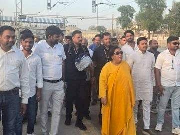 चलती ट्रेन में चढ़ीं उमा भारती, समय से पहले रवाना होने पर उठे सवाल-झांसी रेलवे स्टेशन पर बड़ा हादसा टला, रेल व्यवस्था पर उठे गंभीर सवाल