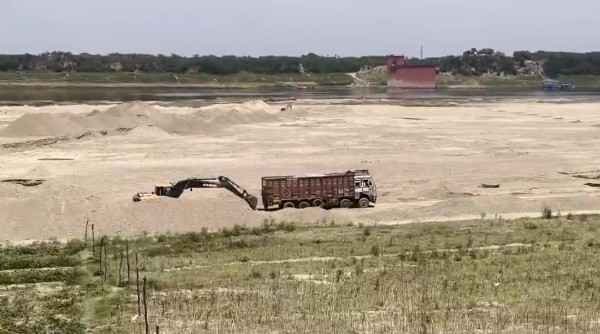 यमुना नदी के जीतामऊ मौरंग खंड से किसानों के खेतों से जबरन मौरंग उठा रहा दबंग ठेकेदार