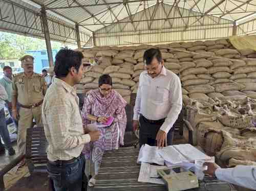 खरीद में लापरवाही पर डीएम की सख्त चेतवानी लापरवाही पर होगी कार्यवाही-अनुपस्थित केंद्र प्रभारियों का वेतन रोका, उठान में ढिलाई पर कार्रवाई के निर्देश