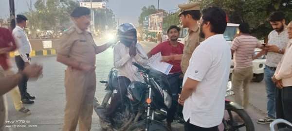 सड़क सुरक्षा अभियान में बांटे गए हेलमेट: नियमों के पालन का संदेश, जागरूकता सेफ्टी पर जोर