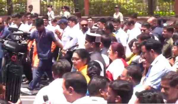 भोपाल में बीजेपी का विरोध प्रदर्शन: महिला आरक्षण बिल गिरने पर मंत्री-सांसदों और कार्यकर्ताओं की पदयात्रा, सीएम ने दिया बयान