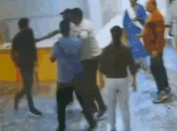 “स्टेडियम में गुंडागर्दी! इंचार्ज ने कोच को पीटा, बोला– ‘मेरे बेटे टीआई-पटवारी, पुलिस कुछ नहीं बिगाड़ सकती’”