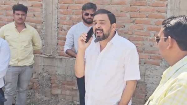 “नाली में घुसेड़ दूंगा…”: रीवा में मेयर का फूटा गुस्सा, निगमकर्मी को लगाई फटकार; BJP बोली- SC का अपमान