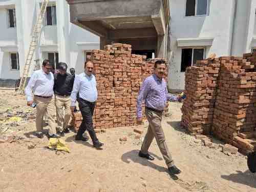 निर्माणाधीन सीएमओ कार्यालय भवन का डीएम ने किया निरीक्षण, 30 जून तक कार्य पूर्ण करने के सख्त निर्देश