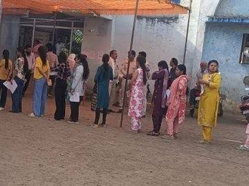 MPPSC प्रीलिम्स परीक्षा शुरू: एग्जाम सेंटरों पर लंबी कतारें, 365 केंद्रों पर थ्री-लेयर चेकिंग