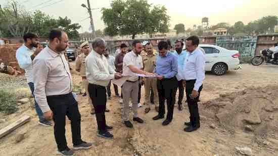 निर्माण कार्यों की गुणवत्ता और प्रगति पर सख्त नजर, नोडल अधिकारी ने किया मिनी स्टेडियम का निरीक्षण 