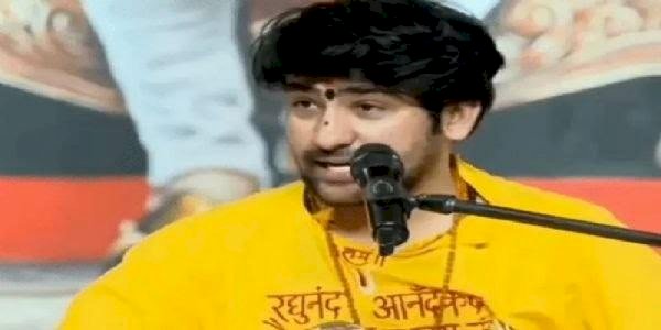 धीरेंद्र शास्त्री का बयान विवादों में: “बड़े घरानों की महिलाएं भी पी रही हैं” वीडियो वायरल, सोशल मीडिया पर बवाल; कांग्रेस बोली—भाषा मर्यादा के खिलाफ, चेतावनी दी- सड़कों पर उतरेंगे