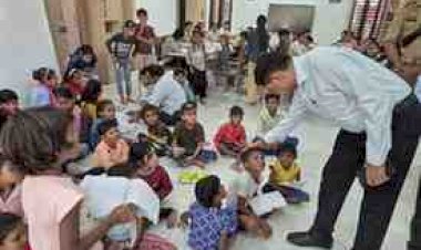 गांव की चौपाल से ज्ञान की अलख तक पहुँचे पूर्व आईपीएस राजेश पाण्डेय,माता प्रसाद पुस्तकालय को “वर्चस” पुस्तक भेंट कर युवाओं को दिया शिक्षा और संस्कार का संदेश
