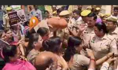 महिला आरक्षण विरोध पर उग्र प्रदर्शन: सांसद कार्यालय का घेराव, महिलाओं ने जताया आक्रोश,मिट्टी के घड़े सांसद के आवास पर फेंकती प्रदर्शनकारी