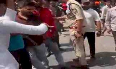 पार्षद पुलिस अफसरों के पैरों में गिरे, बोले- “साहब पानी दिलवा दो, जनता मर जाएगी”-इंदौर में पानी के लिए सड़क पर उतरी जनता