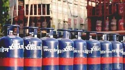 गैस किल्लत के बीच बड़ा झटका: कमर्शियल सिलेंडर ₹993 महंगा, शादी सीजन में बढ़ेगी महंगाई की मार