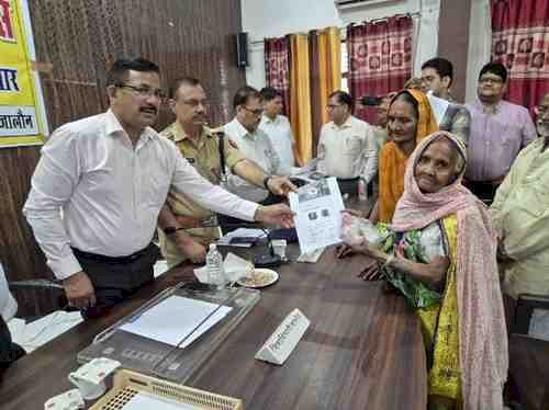 जालौन में सम्पूर्ण समाधान दिवस का भव्य आयोजन, जिलाधिकारी ने दिए त्वरित निस्तारण के निर्देश