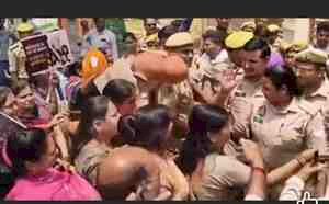 महिला आरक्षण विरोध पर उग्र प्रदर्शन: सांसद कार्यालय का घेराव, महिलाओं ने जताया आक्रोश,मिट्टी के घड़े सांसद के आवास पर फेंकती प्रदर्शनकारी