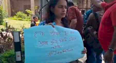 CM हाउस के सामने ट्विशा के परिजनों का हंगामा: मुख्यमंत्री से मुलाकात की मांग पर अड़े