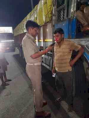 रातभर चला सड़क सुरक्षा अभियान, शराब पीकर वाहन चलाने वालों पर सख्त कार्रवाई, डीएम-एसपी के निर्देशन में टोल प्लाजा पर विशेष चेकिंग, थके चालकों को आराम के बाद ही यात्रा की सलाह