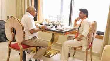 सिंधिया-खंडेलवाल की बंद कमरे में बैठक से गरमाई सियासत: एक घंटे की चर्चा के बाद बढ़े कयास, ‘कॉकरोच जनता पार्टी’ सवाल पर जवाब देने से बचे