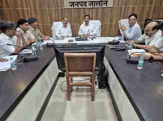 सरकार की प्रत्येक योजना का लाभ हर पात्र तक पहुंचे योजनाओं का लाभ, आधार सत्यापन में न हो लापरवाही -डीएम