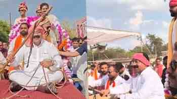MLA दीपेश साहू की बारात में 'सारथी' बने छत्तीसगढ़ के डिप्टी सीएम अरुण साव,हांकी बैलगाड़ी; बारिश में गद्दे और कुर्सियां बनीं सहारा, सामूहिक विवाह बना चर्चा का विषय