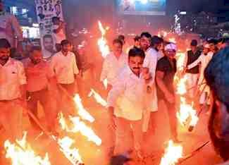 सागर में युवा कांग्रेस का महा-संग्राम: मशालों के साथ सड़कों पर उतरे कार्यकर्ता, धर्मेंद्र प्रधान के इस्तीफे की मांग; यश घनघोरिया बोले- युवाओं के भविष्य से खिलवाड़ बर्दाश्त नहीं