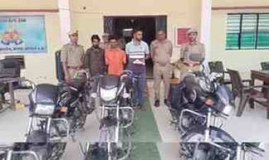 जालौन पुलिस का बड़ा एक्शन: 48 घंटे में बाइक चोर गिरोह का पर्दाफाश, 3 गिरफ्तार; चोरी की बाइकें और अवैध हथियार बरामद