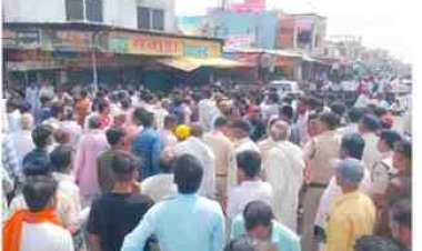 अकोदिया में करोड़ों की चोरी का खुलासा न होने पर फूटा जनआक्रोश, महाराणा प्रताप चौराहे पर लगा जाम-पुलिस प्रशासन के खिलाफ नागरिकों का प्रदर्शन, एक माह बाद भी नहीं मिला सुराग