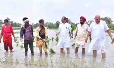 घुटनों तक पायजामा चढ़ाकर खेत में उतरे शिवराज, किसानों से बोले- धरती के साथ खिलवाड़ बंद करें, प्राकृतिक खेती ही भविष्य