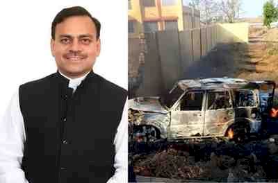कांग्रेस विधायक की कार में लगी आग : गाय को बचाने के चक्कर में बाउंड्री वॉल से टकराई योगेंद्र सिंह की स्कॉर्पियो; धू-धू कर जली गाड़ी