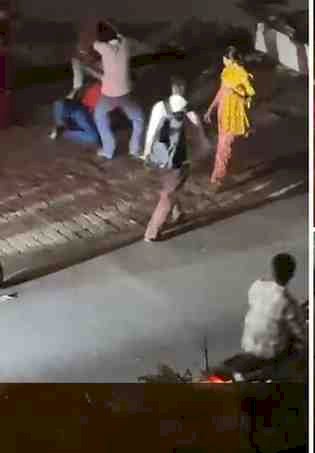 पुलिस चौकी, सीओ आवास और पुलिस क्वार्टर के साए में दबंगों का तांडव, युवक को लाठी-डंडों से पीटने का वीडियो वायरल; कानून-व्यवस्था पर उठे बड़े सवाल